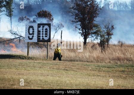 Fort McCoy ist eine US-Armee-Einrichtung in Wisconsin. Das Personal überwachte am 30. November 2017 eine verordnete Verbrennung auf Range 100 auf South Post als Teil der routinemäßigen Bereich- und Habitatverwaltung. Das Archivfoto dokumentiert gemeinschaftliche Feueroperationen unter Beteiligung von Rettungskräften, Umweltpersonal und beauftragten Spezialisten während einer geplanten saisonalen Verbrennung. Stockfoto