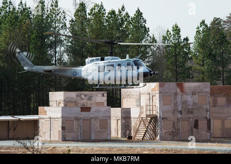 171130-N-PO 203-123 Quantico, Virginia (Nov. 30, 2017) Ein UH-1 Huey, ausgerüstet mit einem Büro von Naval Research - finanzierte Autonome Antenne Cargo/Utility System (AACUS) Autonomie kit abhebt, während die abschließende Prüfung an der Marine Corps Base Quantico. Die AACUS Programm ist die Entwicklung eines innovativen Funktion, mit autonomen Flug, Ausweichmanövern, Ansätze, Landungen und Starts in allen vorhandenen Dreh-wing Aircraft. (U.S. Marine Foto von John F. Williams/Freigegeben) Stockfoto