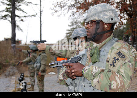 Am Recht, US-Armee SPC. Zachary Floyd von Warner Robins, Ga, ein Force Protection Specialist und andere Mitglieder der 642 . Regionale Unterstützung Gruppe qualifizieren mit ihren Pistolen am Fort McClellan, Ala Nov. 18. (U.S. Armee Foto von Sgt. 1. Klasse Gary A. Witte, 642 . Region Support Group) Stockfoto