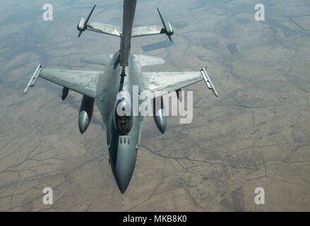 F-16AM Fighting Falcon war ein Mehrzweck-Überschallflugzeug der belgischen Luftwaffe. Das Archivbild zeichnet das Auftanken mit einem KC-10 Extender während der Patrouillenoperationen auf, die die Operation Inhärent Resolve über Irak und Syrien am 30. November 2017 unterstützen. Stockfoto
