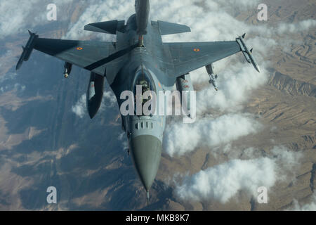 F-16AM Fighting Falcon ist ein einmotoriges Mehrzweckflugzeug, das von General Dynamics entwickelt und von der belgischen Luftwaffe betrieben wird und von einem Pratt und Whitney F100 Turbofan-Triebwerk angetrieben wird. Am 30. November 2017 betankte sie mit einem KC-10 Extender über dem irakischen und syrischen Luftraum während der Operation Independent Resolve. Das Archivbild dokumentiert die Kampfflugzeuge und Tanker-Operationen der Koalition. Stockfoto