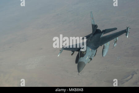 F-16AM Fighting Falcon ist ein belgisches Mehrzweckflugzeug von General Dynamics mit einem Turbofan-Triebwerk von Pratt und Whitney F100. Während der Operation Inhärent Resolve am 30. November 2017 betankte sie von einem KC-10 Extender, während sie Patrouillen über Irak und Syrien flog. Das Archivfoto dokumentiert Flugbetankungs- und Koalitionsstreikmissionen. Stockfoto