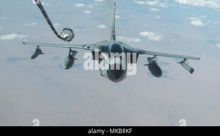 Panavia PA200 Tornado ist ein von der Panavia Aircraft GmbH entwickeltes und von der deutschen Luftwaffe betriebenes Multifunktionsflugzeug mit zwei Turbofan-Triebwerken RB199. Am 30. November 2017 betankte sie von einem KC-10-Extender über Irak und Syrien, um die Operation Inhärent Resolve zu unterstützen. Das Archivfoto dokumentiert Luftangriffe und Patrouillenmissionen der Koalition. Stockfoto