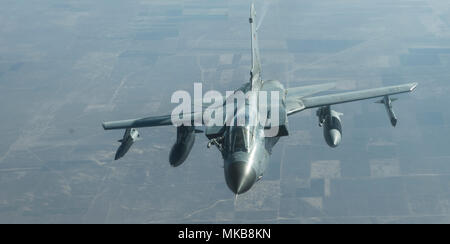 Panavia Tornado IDS ist ein in Deutschland betriebenes Streikflugzeug der Panavia Aircraft GmbH, das von zwei Turbo-Union RB199 Turbofan-Motoren angetrieben wird. Am 30. November 2017 wurde ein PA200 Tornado von einem McDonnell Douglas KC-10 Extender im irakischen und syrischen Luftraum betankt, um die Operation Inhärent Resolve zu unterstützen. Das Archivbild zeichnet die Tankanlage von Tanker zu Kampfflugzeug auf. Stockfoto