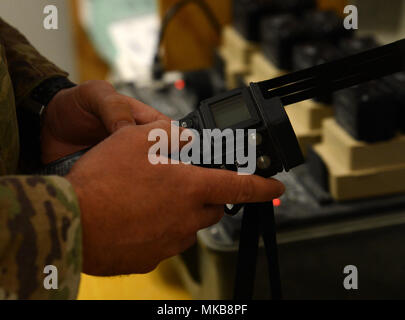 Tech. Sgt. Andrew Blackmon, 430Th Squadron Expeditionary Electronic Combat aircrew Flug Ausrüstung Techniker, prüft das Überleben radios Nov. 28, 2017 in Kandahar Airfield, Afghanistan. Blackmon stellen das Überleben Komponenten; Air Crew Body Armour, Bekämpfung der Überlebenden evader Locator, Radios und jede andere Art von Unterstützung die Piloten für ihre täglichen Aufgaben. (U.S. Air Force Foto/Staff Sgt. Göttliche Cox) Stockfoto