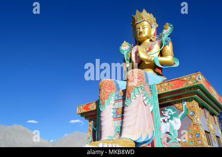 Sitzender Buddha Statue. Diskit Kloster. Nubra Tal reisen. Ladakh Kloster Stockfoto