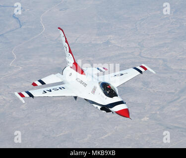 Ein Pilot der US Air Force Thunderbirds Air Demonstration Squadron, fliegt vom Boom von einer KC-135 Stratotanker durch ein fliegendes Personal von der 931St Air Refuelling Flügel, Nov. 2, 2017 betrieben. Die flugzeugbesatzung Multiple refuelings in der Mannschaft zu helfen ein non-stop machen, Fern- Flug nach Joint Base San Antonio, Texas. Die KC-135 zur Verfügung Langlauf Luftbetankung Unterstützung für die Thunderbirds. Die Staffel war auf dem Weg zu Joint Base San Antonio, Texas. Die Staffel führt 75 Demonstrationen jedes Jahr. (U.S. Air Force Foto von Tech. Sgt. Abigail Klein) Stockfoto