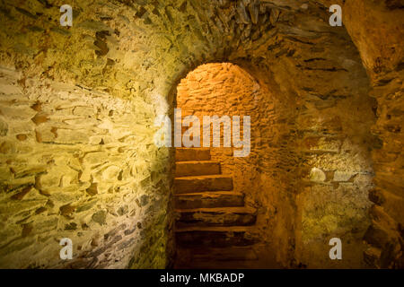 Treppen in dunklen mittelalterlichen Keller Stockfoto