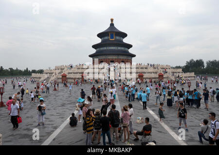 Menge, Leute, Touristen während des Besuchs im Tempel des Himmels in Peking, China, Asien. Reisen, Urlaub, Tourismus, Chinesischen Denkmal, Sehenswürdigkeit, Asiatische Kunst Stockfoto