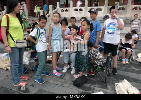 Chinesische Schule Kinder lernen Zeichnen und Malen mit Lehrer in Peking, China, Asien Stockfoto