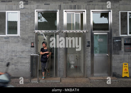 Das tägliche Leben in einer Hutong (traditionelle alte enge Straße) in Peking, China, Asien. Chinesin in öffentlichen Toiletten Stockfoto