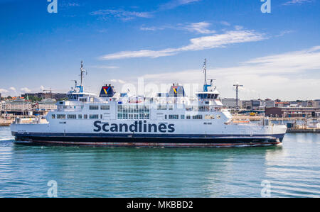 Scandlines Øre Sound Ro-ro-Fahrgastschiffe der Autofähre "Tycho Brahe" Abfahrt im Hafen von der Ostsee Küstenstadt von Helsingborg, Scania, Schweden Stockfoto