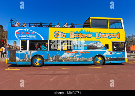 Stadt Explorer bus herauf Touristen am Albert Dock in Liverpool, bevor wir fahren um die besten Sehenswürdigkeiten in Liverpool zu bieten hat. Stockfoto