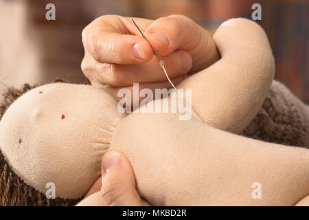 Hände von Frau Nähen eines Waldorf Puppe, Nahaufnahme Stockfoto