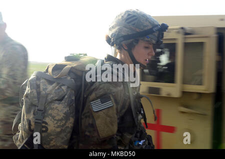 Cpl. Janelle Travis, 2. Kombinierte Waffen Battalion, 69th Panzer Regiment, 2. gepanzerte Brigade Combat Team, 3rd Infantry Division, beendet die acht - Meile ruck März für die 3 Infantry Division die besten Krieger Wettbewerb Mai 3, 2018, am Fort Stewart, Ga. Die dreitägige Konkurrenz bestand aus Ereignissen, die physische und psychische Widerstandskraft jeder Teilnehmer, sowie deren technische und taktische Fähigkeiten gemessen. Die Gewinner des Wettbewerbs der Abteilung am XVIII Airborne Corps besten Krieger Konkurrenz darstellen im Juni. (U.S. Armee Foto von SPC. Noelle E. Wiehe, 50. Öffentliche Angelegenheiten Stockfoto