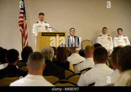 NEWPORT NEWS, Virginia (4 Mai 2018) Cmdr. Jason C. Pittman, Kommandierender Offizier der USS Helena (SSN 725), spricht mit Familie, Freunden und besatzungsmitgliedern vor der Befehl an Mariner's Museum in Newport News, Virginia Helena entlastet wird derzeit in Newport News Werften, die sich einer geplanten Wartung im Trockendock Ausgewählte eingeschränkte Verfügbarkeit. (U.S. Marine Foto von Mass Communication Specialist 1. Klasse Jeffrey M. Richardson/Freigegeben). Stockfoto