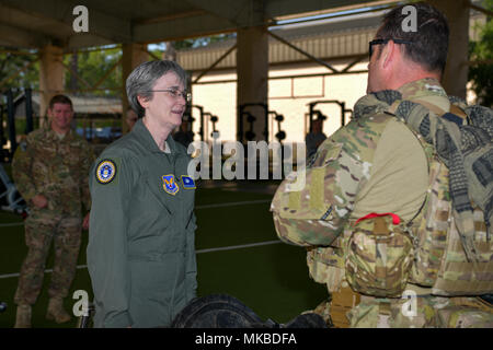 Sekretär der Air Force Heather Wilson spricht mit einem pararescueman auf besonderen Taktik Training Squadron, Hurlburt Field, Florida, 3. Mai 2018. Wilson gelernt, was es nimmt, um für spezielle Taktiken Betreiber Mission bereit zu bekämpfen, während die Teilnahme an der STTS, bevor zu einer operativen Geschwader zugewiesen wird. (U.S. Air Force Foto: Staff Sgt. Victor J. Caputo) Stockfoto