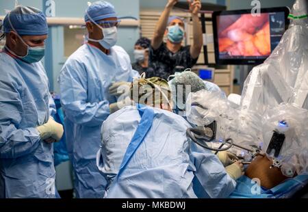 180504-N-RM 689-0125 TRINCOMALEE, Sri Lanka (Mai 4, 2018) OP-Personal zugeordnet zu militärischen Sealift Command Hospital Ship USNS Mercy (T-AH 19) für Pazifische Partnerschaft 2018 (PP18) und der Srilankischen op-Team von Base Hospital Mutur verbinden Sie die Sonden des Da Vinci XI Roboter Op-System nicht an einen Patienten während der ersten roboter-assistierte Chirurgie während an Bord der Barmherzigkeit. PP18's Mission ist es, gemeinsam mit Gastgeber und Partner Nationen zu arbeiten regionaler Interoperabilität und Disaster Response Funktionen, erhöhen die Stabilität und Sicherheit in der Region zu stärken, und neue und dauerhafte Freunde fördern Stockfoto