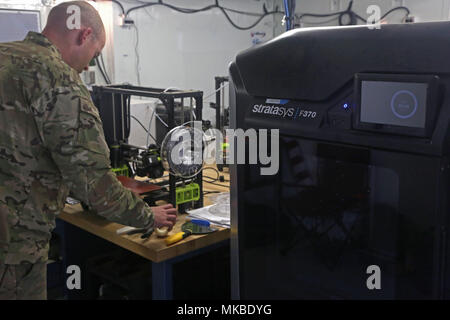 Us-Soldaten zu Bravo Firma zugewiesen, 299Th Battalion Support Brigade, Dolch, der Feuerwehr, dem schnellen Fertigung Test über Additive Manufacturing auf dem Schlachtfeld (R-FAB) in Amberg, Amberg, Deutschland, 4. Mai 2018. Die R-Klasse ist ein EXPEDITIONARY 20 Fuß-Container mit der Möglichkeit, mehrere Arten von Geräten und Maschinen, Teile, die in mehreren Umgebungen zu fabrizieren. Die Prüfung ist Teil der Gemeinsamen Warfighting Bewertung (JWA), das hilft, die Armee aufkommende Konzepte zu bewerten, neue Technologien zu integrieren und Interoperabilität innerhalb der Armee zu fördern, mit anderen Diensten, US-Verbündeten und Partnern. JWA Stockfoto