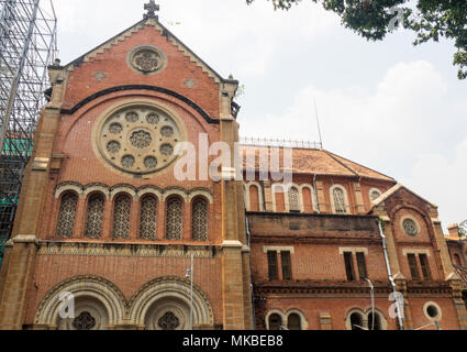 Rosette oder rose Fenster in der Fassade der Kathedrale von Notre Dame Basilika von Ho Chi Minh City, Vietnam. Stockfoto