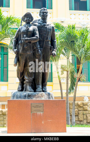 Ein Denkmal der eine Bronzestatue von zwei Soldaten, die in Vietnam (Amerikanische) Krieg gefallen, außerhalb der zentralen Post ehrt, Ho Chi Minh City. Stockfoto