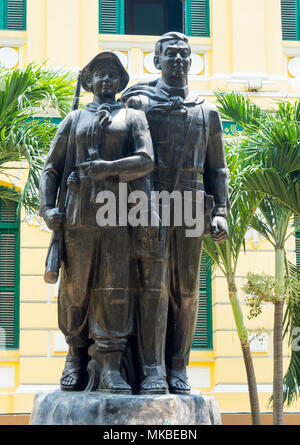 Ein Denkmal der eine Bronzestatue von zwei Soldaten, die in Vietnam (Amerikanische) Krieg gefallen, außerhalb der zentralen Post ehrt, Ho Chi Minh City. Stockfoto