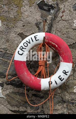 Rettungsring an der Pier in der Nähe des Fischerdorfes Crovie, Aberdeenshire, Schottland, Großbritannien Stockfoto