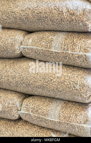 Haufen der Stapel von Kiefer pellets-stock Bild. Eco - Biomasse Pellets in Säcken. Stockfoto
