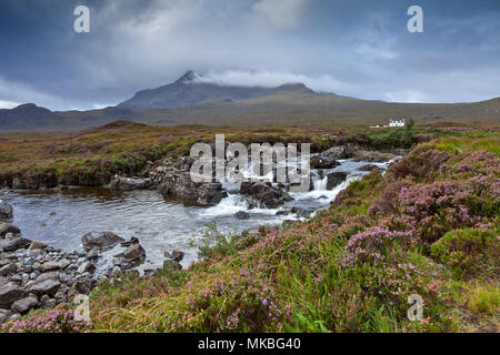 Die Cuillin Hills, Alltdearg Haus und Allt Dearg Mor in der Nähe von Sligachan, Isle of Skye, Schottland, Großbritannien Stockfoto