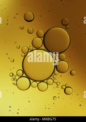 Öl Blasen isoliert auf weißem Hintergrund, Closeup Collagen Emulsion in Wasser. Abbildung. Gold Tröpfchen. Stockfoto