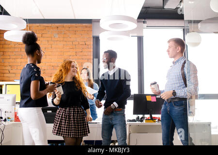 Tanzen Büro feiern den Sieg ihres Unternehmens. Arbeit im guten Geist. Konzept des Glücks Stockfoto