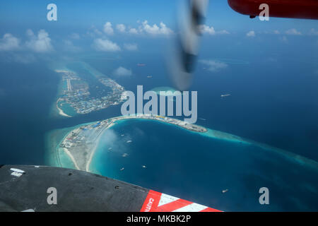 Luftaufnahme der Atolle, Inseln, Malediven, Asien, Indischer Ozean. Inselgruppe, das Resort im tropischen Paradies von Himmel am Flugzeug, Flugzeug, Wasserflugzeug gesehen, f Stockfoto