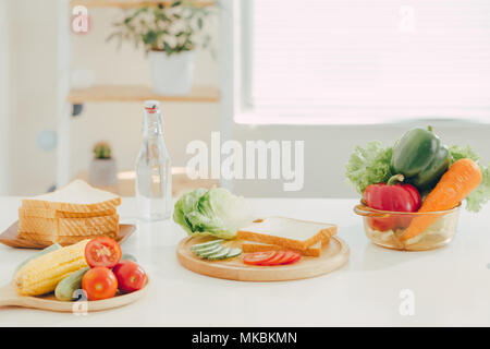 Scheibe Brot, bereiten für ein Sandwich in der Küche. Stockfoto