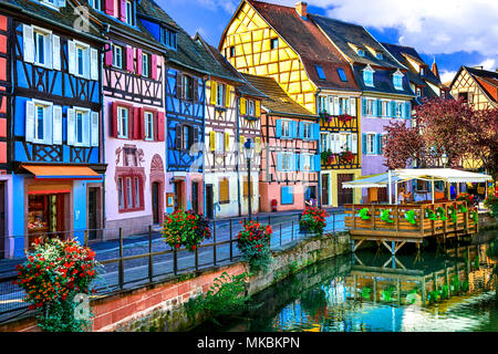 Wunderschönen Colmar Stadt, Ansicht mit Fachwerkhäusern und Blumenschmuck, Elsass, Frankreich. Stockfoto