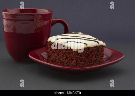 Drei Rotweine seens in Red Velvet Cake, Crimson Becher, und passenden Platte gegen den schwarzen Hintergrund bieten Casual, Urlaub gefallen. Stockfoto