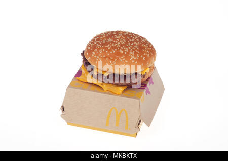 McDonald's neues frisches Rindfleisch gekocht, wenn Viertel Pfünder mit Käse bestellt. Die Nie gefroren Burger nur auf nationaler Ebene in den USA im Mai 2018 rollte. Stockfoto