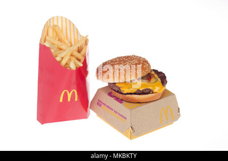 McDonald's neues frisches Rindfleisch Viertelpounder mit Käse und große Pommes. Diese neue Frische nicht gefrorenem Rindfleisch Burger ausgerollt National in den USA im Mai 2 Stockfoto