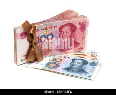 Stapel von Renminbi (Yuan) auf weißem Hintergrund Stockfoto