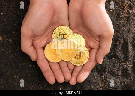 Im Herzen Bitcoin geformte Hand, elektronische virtuelles Geld für Internet Banking und das internationale Netzwerk der Zahlung. Stockfoto