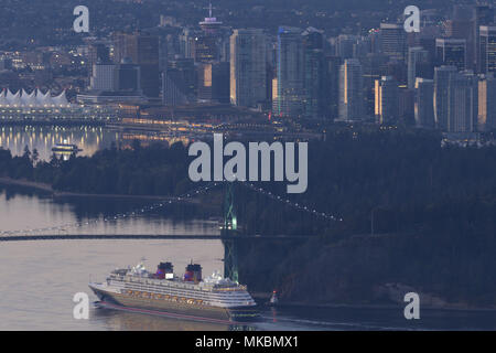 Morgen City Blick auf Downtown Vancouver von Cypress Mountain High View Aussichtspunkt mit Lions Gate Bridge und das Schiff unter. Stockfoto