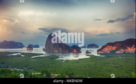 Schönen Sonnenuntergang am Samet Nangshe Aussichtspunkt. Thailand Stockfoto