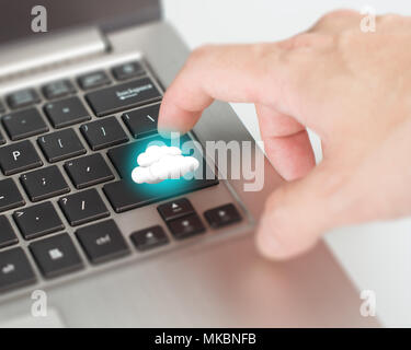Index Finger tippen Sie auf Cloud Computing Service Taste auf dem Laptop zum Verbinden. Stockfoto