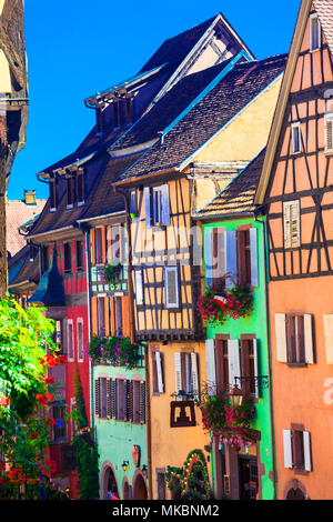 Traitional bunte Häuser in Riquewihr, Elsass, Frankreich. Stockfoto