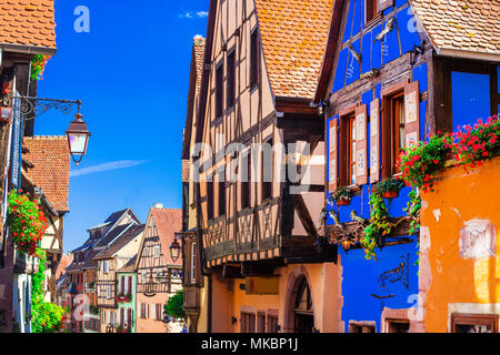 Traditionelle bunte Häuser in Riquewihr, Elsass, Frankreich. Stockfoto