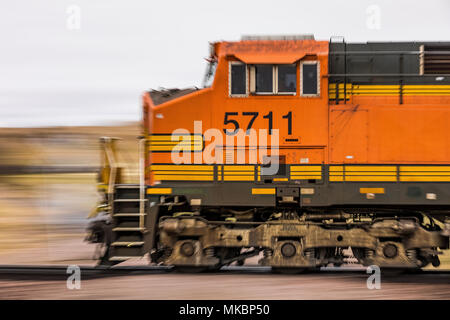 BNSF Einheit Kohle Züge gehen hin und her zwischen Zechen im Einzugsgebiet von Wyoming und Montana und die Dienstprogramme, die Kohle in der midw verwenden Stockfoto