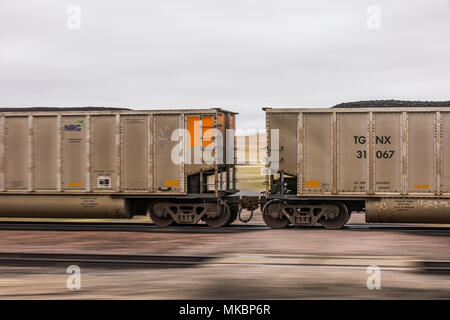 BNSF Einheit Kohle Zug in Bewegung aus dem Powder River Basin in Wyoming und Montaina zu Energieversorgern im Mittleren Westen, in der Nähe der Thedford im Nebra Stockfoto