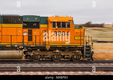 BNSF Einheit Kohle Züge gehen hin und her zwischen Zechen im Einzugsgebiet von Wyoming und Montana und die Dienstprogramme, die Kohle in der midw verwenden Stockfoto