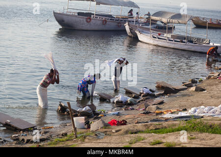 Die Ufer des Ganges in Varanasi sind, wo sie Gruppen von Arbeitnehmern finden werden, die Reinigung der von der örtlichen Hotels. Stockfoto