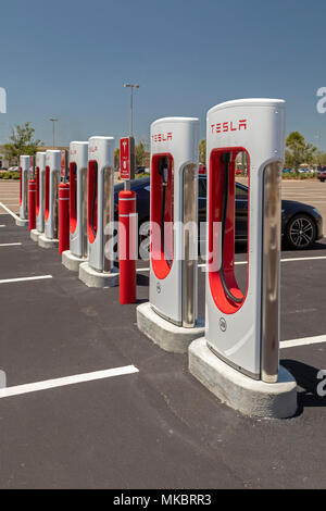 West Melbourne, Florida - Tesla - Elektroauto Kompressor entfernt. Stockfoto