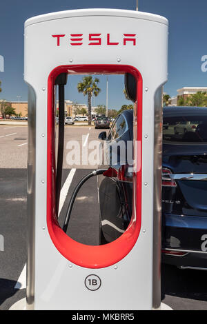 West Melbourne, Florida - ein Tesla Model S laden bei einem elektrischen Auto Kompressor entfernt. Stockfoto